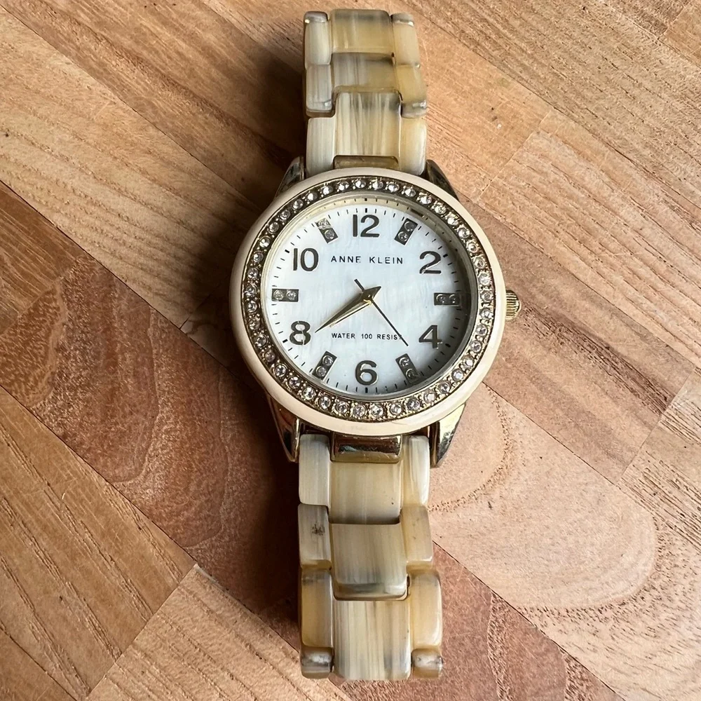 Anne Klein ladies cream and gold tone dress watch NEW BATTERY